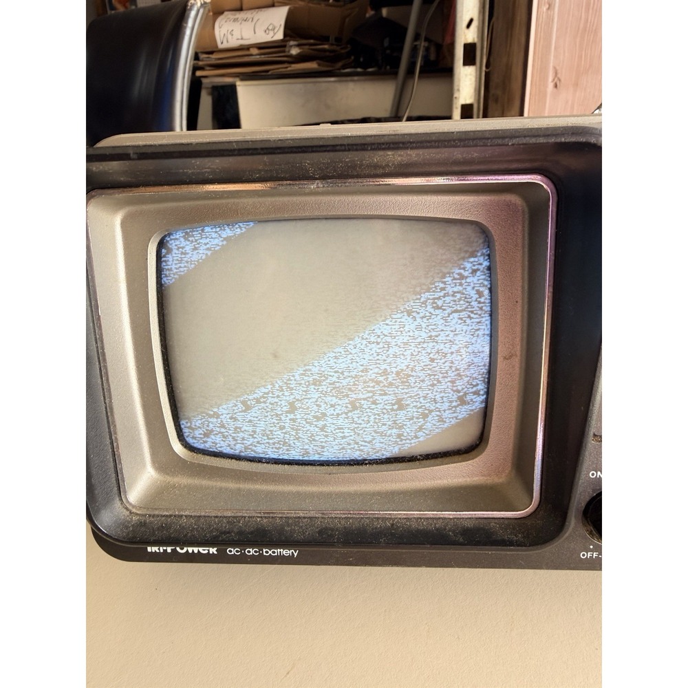 Quasar Model XP1459QQ Portable Black And White TV/RADIO Tested - See Description
